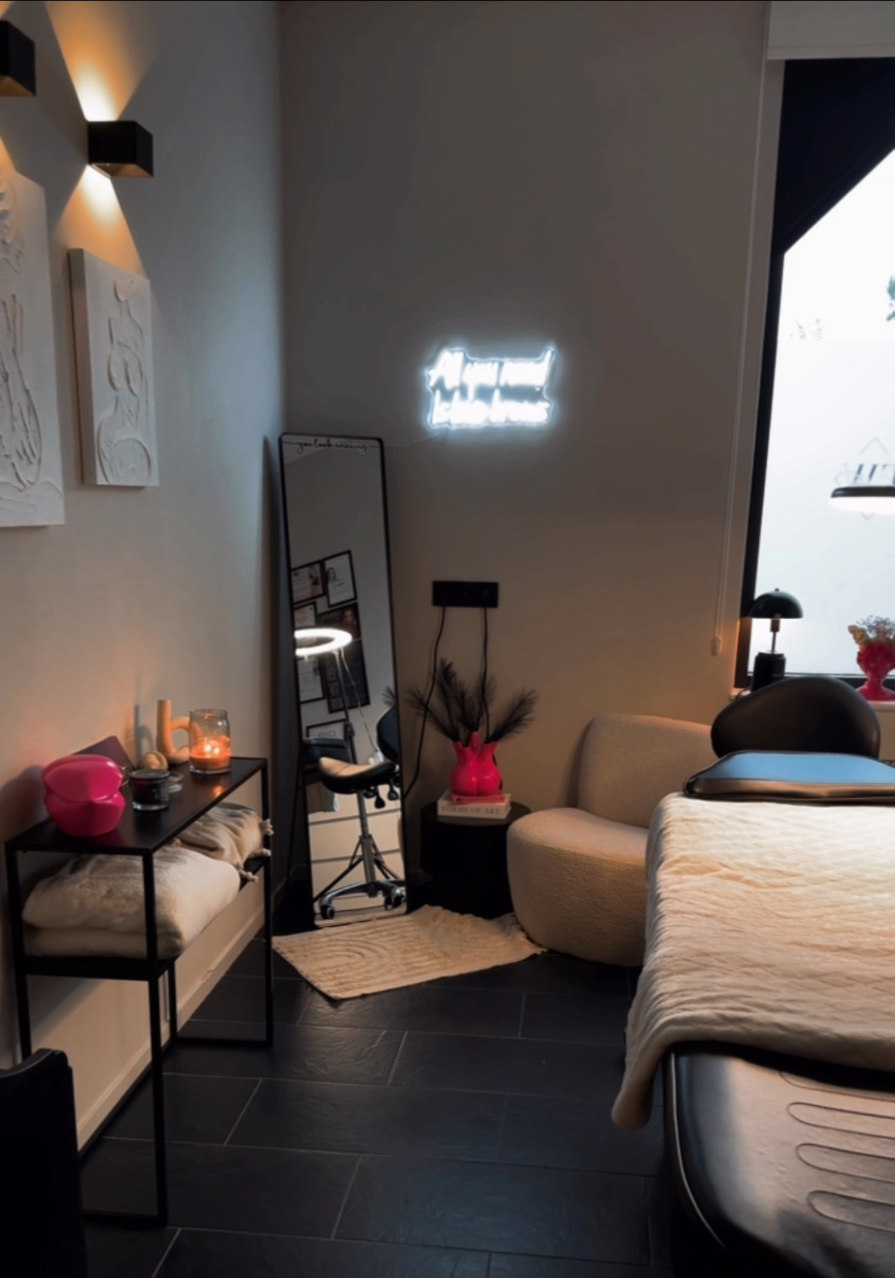 De behandelkamer van Elwira met de neontekst aan de muur