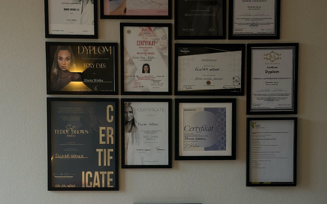 De wand met certificaten en diploma’s van Elwira Wódka